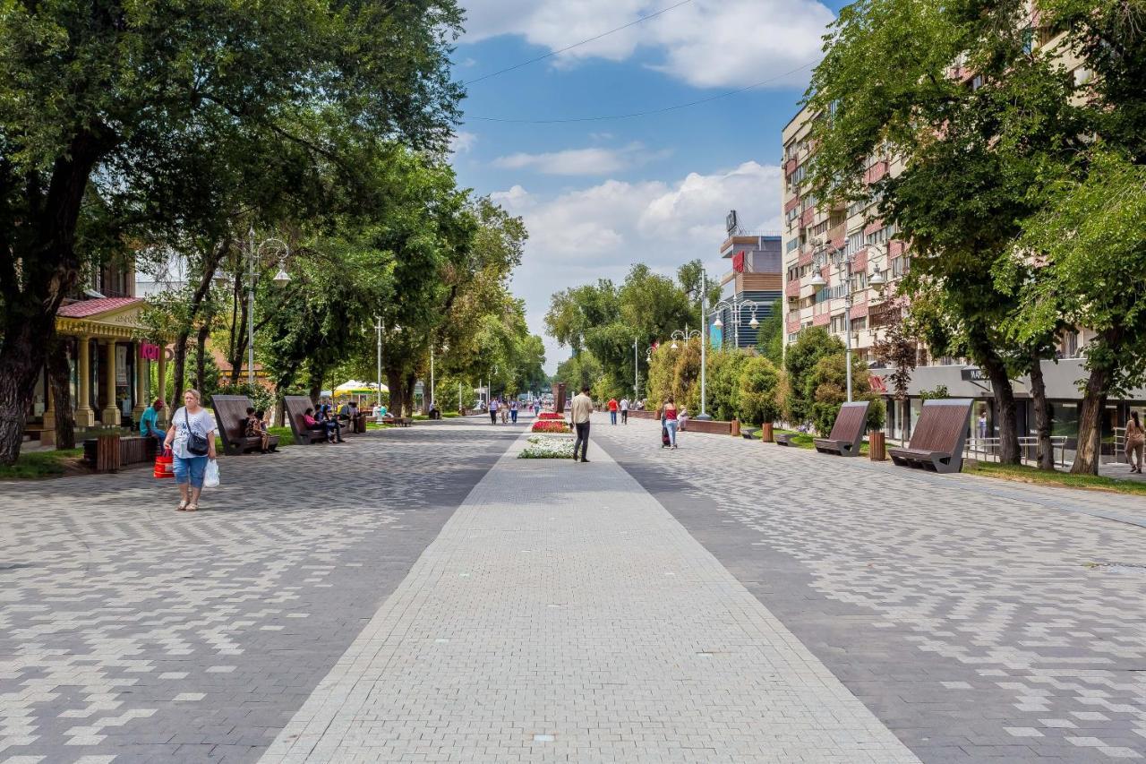 Прекрасные Апартаменты На Арбате Almaty Esterno foto